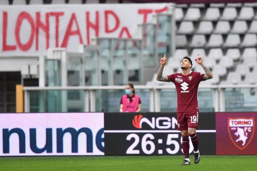 TURIN, ITALY - APRIL 03: Antonio Sanabria of Torino F.C. celebrates after scoring their team's first goal during the Serie A match between Torino FC and Juventus at Stadio Olimpico di Torino on April 03, 2021 in Turin, Italy. Sporting stadiums around Italy remain under strict restrictions due to the Coronavirus Pandemic as Government social distancing laws prohibit fans inside venues resulting in games being played behind closed doors. (Photo by Valerio Pennicino/Getty Images) TURIN, ITALY - APRIL 03: Antonio Sanabria of Torino F.C. celebrates after scoring their team's first goal during the Serie A match between Torino FC and Juventus at Stadio Olimpico di Torino on April 03, 2021 in Turin, Italy. Sporting stadiums around Italy remain under strict restrictions due to the Coronavirus Pandemic as Government social distancing laws prohibit fans inside venues resulting in games being played behind closed doors. (Photo by Valerio Pennicino/Getty Images)