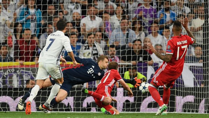 MADRID, SPAIN - APRIL 18:  Cristiano Ronaldo of Real Madrid scores his sides first goal past Manuel Neuer of Bayern Muenchen during the UEFA Champions League Quarter Final second leg match between Real Madrid CF and FC Bayern Muenchen at Estadio Santiago Bernabeu on April 18, 2017 in Madrid, Spain.  (Photo by Matthias Hangst/Bongarts/Getty Images) 