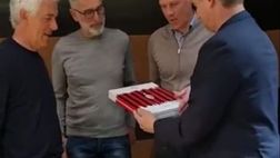 VIDEO – Milan, la nuova maglia a Van Basten: “Scudetto? Siamo vicini”