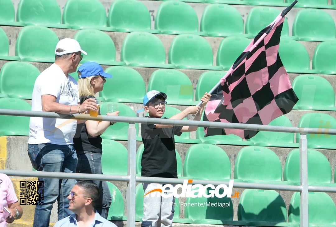 FOTOTIFO Palermo-Spal 2-1, gli scatti ai tifosi al “Renzo Barbera” (GALLERY) - immagine 33