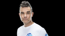 Mondiali, Robbie Williams infiamma la cerimonia d’apertura: dito medio alla telecamera