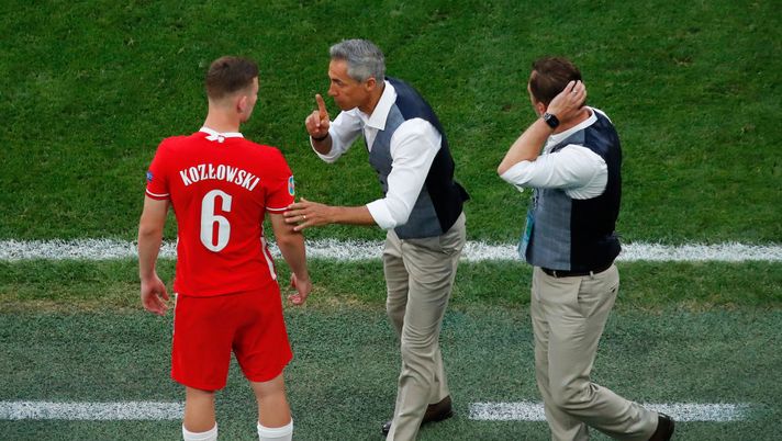 SAINT PETERSBURG, RUSSIA - JUNE 23: Paulo Sousa, Head Coach of Poland speaks with Kacper Kozlowski of Poland before he enters the pitch as a substitute during the UEFA Euro 2020 Championship Group E match between Sweden and Poland at Saint Petersburg Stadium on June 23, 2021 in Saint Petersburg, Russia. (Photo by Anton Vaganov - Pool/Getty Images) SAINT PETERSBURG, RUSSIA - JUNE 23: Paulo Sousa, Head Coach of Poland speaks with Kacper Kozlowski of Poland before he enters the pitch as a substitute during the UEFA Euro 2020 Championship Group E match between Sweden and Poland at Saint Petersburg Stadium on June 23, 2021 in Saint Petersburg, Russia. (Photo by Anton Vaganov - Pool/Getty Images)