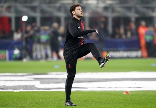 MILAN, ITALY - FEBRUARY 14: Davide Calabria of AC Milan warms up prior to the UEFA Champions League round of 16 leg one match between AC Milan and Tottenham Hotspur at Giuseppe Meazza Stadium on February 14, 2023 in Milan, Italy. (Photo by Marco Luzzani/Getty Images) Un terzetto in gruppo per il Milan: convocazione ad un passo- immagine 2