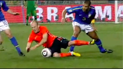 VIDEO / Quando Felipe Melo “vede rosso”. Il fallaccio su Robben