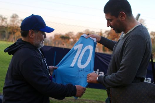 Diego Maradona e Roberto Sosa (Twitter Sosa) Sosa: “Assurdo vietare le trasferte ai tifosi! Sapete cosa accade in Argentina?”- immagine 2