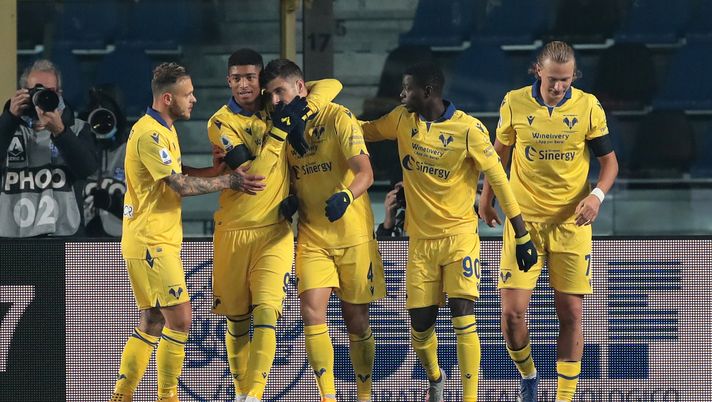 BERGAMO, ITALY - NOVEMBER 28: Miguel Veloso of Hellas Verona F.C. (C) celebrates with teammates after scoring their team's first goal from the penalty spot during the Serie A match between Atalanta BC and Hellas Verona FC at Gewiss Stadium on November 28, 2020 in Bergamo, Italy. Football Stadiums around Europe remain empty due to the Coronavirus Pandemic as Government social distancing laws prohibit fans inside venues resulting in fixtures being played behind closed doors. (Photo by Emilio Andreoli/Getty Images) BERGAMO, ITALY - NOVEMBER 28: Miguel Veloso of Hellas Verona F.C. (C) celebrates with teammates after scoring their team's first goal from the penalty spot during the Serie A match between Atalanta BC and Hellas Verona FC at Gewiss Stadium on November 28, 2020 in Bergamo, Italy. Football Stadiums around Europe remain empty due to the Coronavirus Pandemic as Government social distancing laws prohibit fans inside venues resulting in fixtures being played behind closed doors. (Photo by Emilio Andreoli/Getty Images)