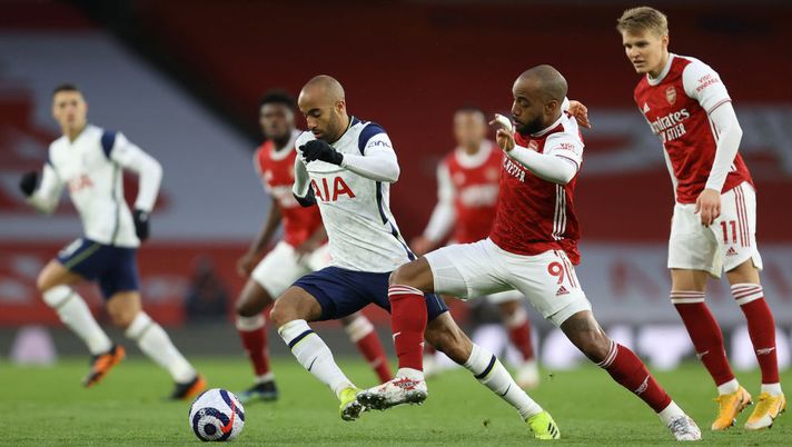 LONDON, ENGLAND - MARCH 14: Lucas Moura of Tottenham Hotspur is challenged by Alexandre Lacazette of Arsenal during the Premier League match between Arsenal and Tottenham Hotspur at Emirates Stadium on March 14, 2021 in London, England. Sporting stadiums around the UK remain under strict restrictions due to the Coronavirus Pandemic as Government social distancing laws prohibit fans inside venues resulting in games being played behind closed doors. (Photo by Julian Finney/Getty Images) LUCAS MORA FA GLI OCCHI DOLCI ALLA LIGA