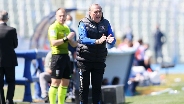 PESCARA, ITALY - MAY 10: Fabrizio Castori US Salernitana coach gestures during the Serie B match between Pescara Calcio and US Salernitana at Adriatico Stadium on May 10, 2021 in Pescara, Italy. (Photo by Francesco Pecoraro/Getty Images) Castori: “Simy è migliorato, può essere titolare. Capezzi, Djuric e le condizioni di Ribery” - immagine 1