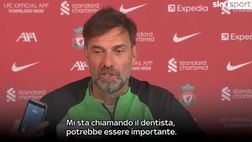 VIDEO / Klopp, in conferenza stampa squilla il telefono: “È il dentista”
