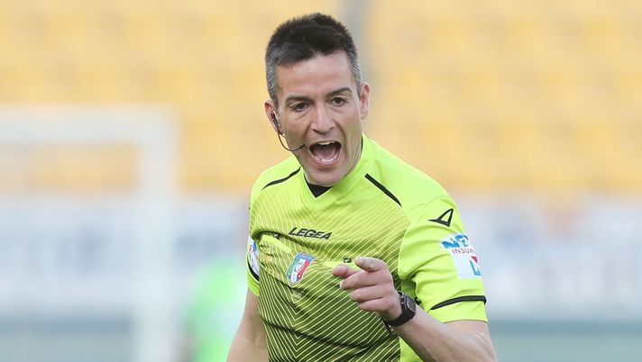 PARMA, ITALY - APRIL 24: Antonio Rapuano referee during the Serie A match between Parma Calcio and FC Crotone at Stadio Ennio Tardini on April 24, 2021 in Parma, Italy. Sporting stadiums around Italy remain under strict restrictions due to the Coronavirus Pandemic as Government social distancing laws prohibit fans inside venues resulting in games being played behind closed doors. (Photo by Gabriele Maltinti/Getty Images) Antonio Rapuano