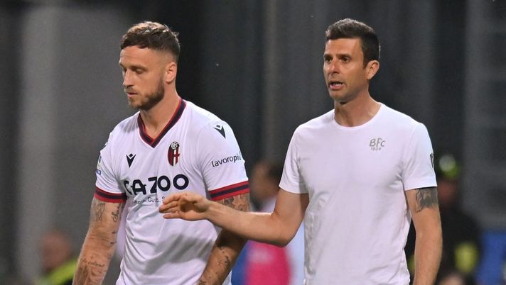 REGGIO NELL'EMILIA, ITALY - MAY 08: Marko Arnautovic of Bologna FC and Thiago Motta head coach of Bologna FC during the Serie A match between US Sassuolo and Bologna FC at Mapei Stadium - Citta' del Tricolore on May 08, 2023 in Reggio nell'Emilia, Italy. (Photo by Alessandro Sabattini/Getty Images) Ds Bologna: “Arnautovic, c’era il Milan! Orsolini e avanti con Motta”. Ma un top club ripensa a Thiago - immagine 1