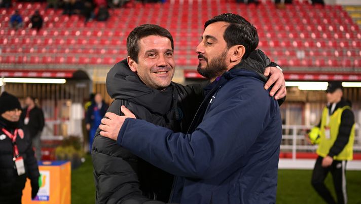 MONZA, ITALY - JANUARY 25: Head coach of FC Internazionale U19 Cristian Chivu shakes hands with head coach of ACF Fiorentina Alberto Aquilani during the Supercoppa Primavera match between FC Internazionale U19 and ACF Fiorentina U19 at Stadio Brianteo on January 25, 2023 in Monza, Italy. (Photo by Mattia Ozbot - Inter/Inter via Getty Images) Aquilani batte Chivu: la maledizione delle finali dell’Inter Primavera - immagine 1
