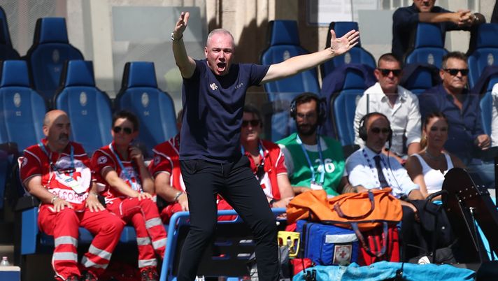 BERGAMO, ITALY - SEPTEMBER 11: Massimiliano Alvini, Head Coach of US Cremonese reacts during the Serie A match between Atalanta BC and US Cremonese at Gewiss Stadium on September 11, 2022 in Bergamo, Italy. (Photo by Marco Luzzani/Getty Images) Cremonese, Alvini: “Portare a casa un risultato positivo da qua è bello” - immagine 1