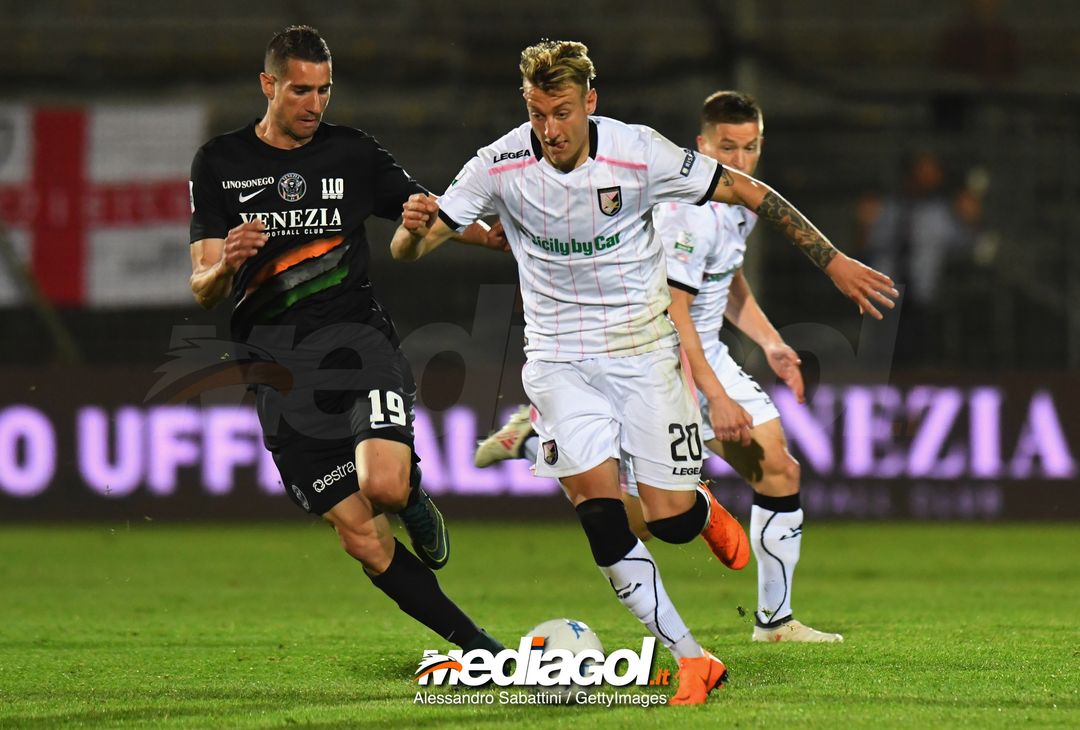  VENICE, ITALY - APRIL 27:  Alexandre Geijo Pazos of Venezia FC competes for the ball whit Antonino La Gumina of US Citta di Palermo during the serie B match between Venezia FC and US Citta di Palermo at Stadio Pier Luigi Penzo on April 27, 2018 in Venice, Italy.  (Photo by Alessandro Sabattini/Getty Images) 