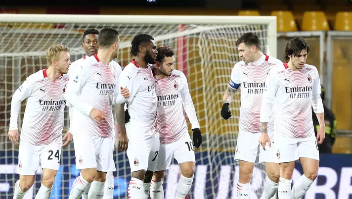 Franck Kessié (centrocampista AC Milan), esulta con i suoi compagni di squadra per il gol in Benevento-Milan 0-2 (Serie A 2020-2021) | AC Milan News (Getty Images)