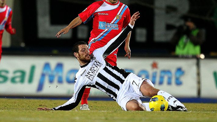 SIENA, ITALY - FEBRUARY 22: Luigi Giorgi of AC Siena fights for the ball with Adrian Ricchiuti of Catania Calcio during the Serie A match between AC Siena and Catania Calcio at Artemio Franchi - Mps Arena Stadium on February 22, 2012 in Siena, Italy.  (Photo by Gabriele Maltinti/Getty Images) 