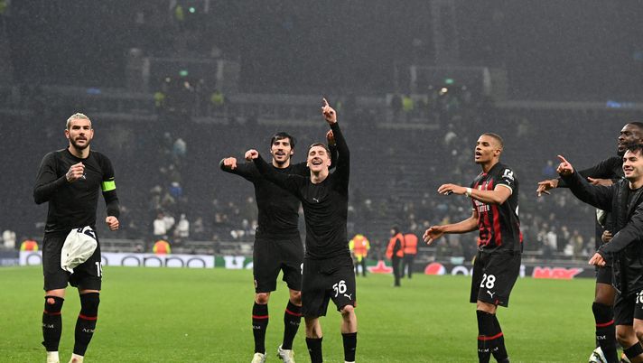 LONDON, ENGLAND - MARCH 08: Alexis Saelemaekers and Sandro Tonali of AC Milan celebrates the win at the end of the UEFA Champions League round of 16 leg two match between Tottenham Hotspur and AC Milan at Tottenham Hotspur Stadium on March 08, 2023 in London, England. (Photo by Claudio Villa/AC Milan via Getty Images) Milan, arrosto di Londra - immagine 1