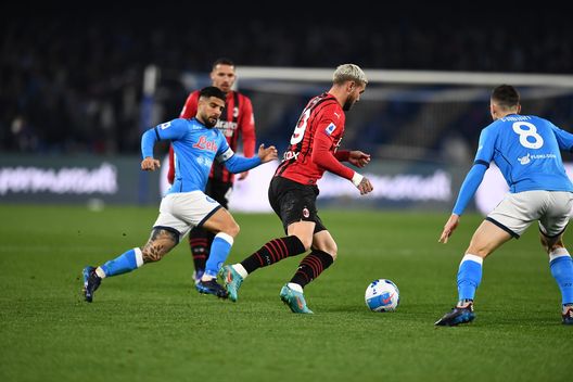 NAPLES, ITALY - MARCH 06: Theo Hernandez of AC Milan in action during the Serie A match between SSC Napoli and AC Milan at Stadio Diego Armando Maradona on March 06, 2022 in Naples, . (Photo by Claudio Villa/AC Milan via Getty Images) Bagni: “Sono deluso, Napoli-Milan è l’ennesima prova fallita dagli azzurri”- immagine 2