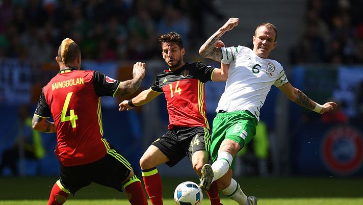 BORDEAUX, FRANCE - JUNE 18: Radja Nainggolan and Dries Mertens of Belgium compete for the ball with Glenn Whelan of Republic of Ireland during the UEFA EURO 2016 Group E match between Belgium and Republic of Ireland at Stade Matmut Atlantique on June 18, 2016 in Bordeaux, France. (Photo by Dennis Grombkowski/Getty Images) BORDEAUX, FRANCE - JUNE 18: Radja Nainggolan and Dries Mertens of Belgium compete for the ball with Glenn Whelan of Republic of Ireland during the UEFA EURO 2016 Group E match between Belgium and Republic of Ireland at Stade Matmut Atlantique on June 18, 2016 in Bordeaux, France. (Photo by Dennis Grombkowski/Getty Images)