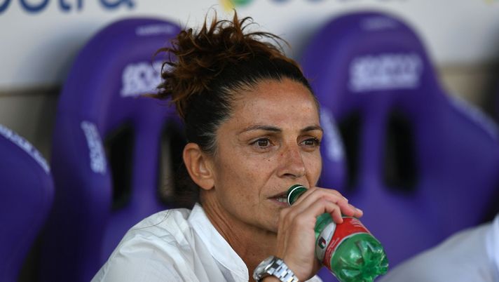 FLORENCE, ITALY - SEPTEMBER 05: Patrizia Panico head coach of ACF Fiorentina women looks on during the Women Serie A match between ACF Fiorentina and Juventus at Artemio Franchi on September 05, 2021 in Florence, Italy. (Photo by Alessandro Sabattini/Getty Images) Fiorentina Femminile, c’è il rischio Serie B: panchina di Panico a rischio - immagine 1