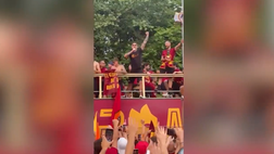 VIDEO – Zaniolo show: cori contro la Lazio, canta e beve a torso nudo