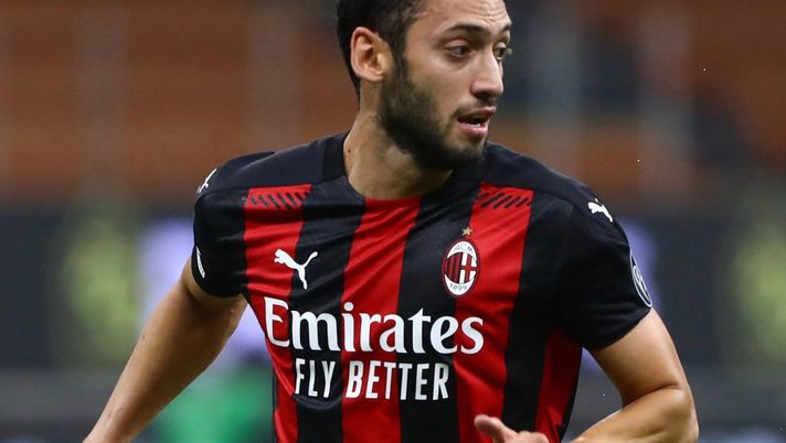 Hakan Calhanoglu (centrocampista AC Milan) durante il match Milan-Bologna 2-0 (Serie A 2020-2021) | AC Milan News (Getty Images) 