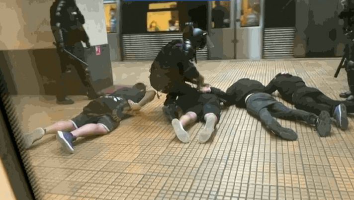 Tifosi Steaua immobilizzati in metrò Tifosi Steaua immobilizzati in metrò