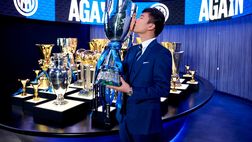 Inter, Zhang e la foto con la Supercoppa nella sala trofei: il commento del presidente