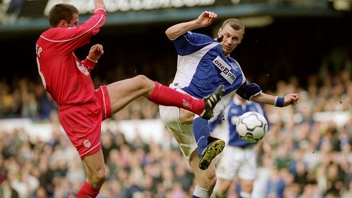 16 Apr 2001:  Jamie Carragher (left) of Liverpool challenges Duncan Ferguson (right) of Everton during the FA Carling Premiership match played at Goodison Park, in Liverpool, England. Liverpool won the match 3-2.  Mandatory Credit: Clive Brunskill /Allsport 