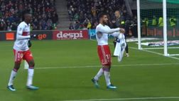 VIDEO / Fekir segna e provoca i tifosi: succede il finimondo con invasione di campo