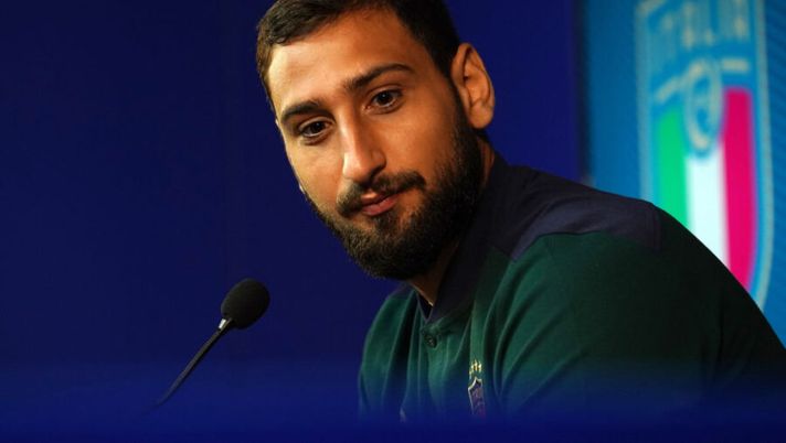 COMO, ITALY - OCTOBER 04: Gianluigi Donnarumma of Italy speaks with the media during a press conference at Appiano Gentile on October 04, 2021 in Como, Italy. (Photo by Claudio Villa/Getty Images) Donnarumma: “Scudetto Milan, non c’è rammarico e sono orgoglioso! Con Di Maria…” - immagine 1