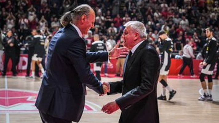 LANCIO DI OGGETTI IN CAMPO A BELGRADO