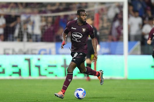 SALERNO, ITALY - MAY 22: Lassana Coulibaly of US Salernitana during the Serie A match between US Salernitana and Udinese Calcio at Stadio Arechi on May 22, 2022 in Salerno, Italy. (Photo by Francesco Pecoraro/Getty Images) Canovi: “Conosco Sabatini, è serio e onesto. Commissioni alte? Si può dire no, come fatto dal Milan”- immagine 2