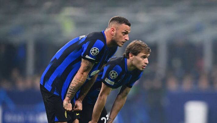 MILAN, ITALY - FEBRUARY 20: Nicolo Barella and Marko Arnautovic of FC Internazionale reacts during the UEFA Champions League 2023/24 round of 16 first leg match between FC Internazionale and Atletico Madrid at Stadio Giuseppe Meazza on February 20, 2024 in Milan, Italy. (Photo by Mattia Pistoia - Inter/Inter via Getty Images) Arnautovic, niente 7 contro l’Atletico per Gazzetta: “Sembra un pesce d’aprile, ma San Siro…” - immagine 1