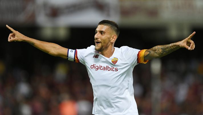 SALERNO, ITALY - AUGUST 29: Lorenzo Pellegrini of AS Roma celebrates after scoring the 0-4 goal during the Serie A match between US Salernitana and AS Roma at Stadio Arechi on August 29, 2021 in Salerno, Italy. (Photo by Francesco Pecoraro/Getty Images)