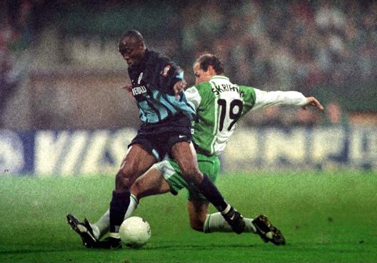 GERMANY - DECEMBER 06: FUSSBALL: WERDER BREMEN - 1860 MUENCHEN 06.12.96, ABEDI PELE/SKRIPNIK (Photo by Marcus Brandt/Bongarts/Getty Images) GERMANY - DECEMBER 06: FUSSBALL: WERDER BREMEN - 1860 MUENCHEN 06.12.96, ABEDI PELE/SKRIPNIK (Photo by Marcus Brandt/Bongarts/Getty Images)