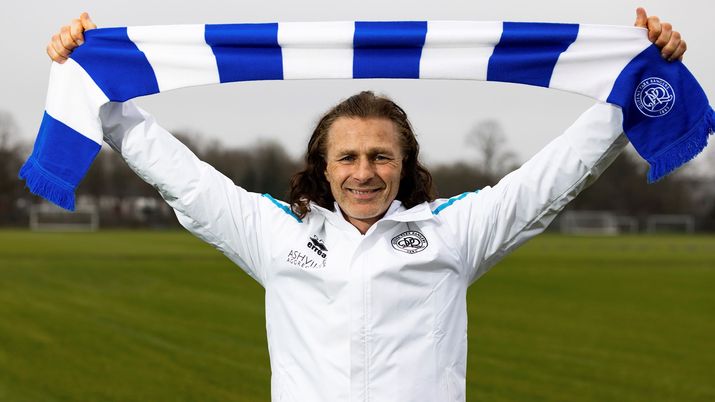 Dopo oltre 10 anni al Wycombe Wanderers l’allenatore rockstar torna a casa: Ainsworth guiderà il QPR - immagine 1