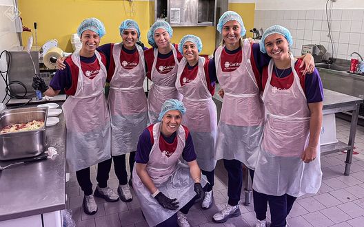 Campionesse anche fuori. La Fiorentina femminile serve alla mensa dei poveri- immagine 2