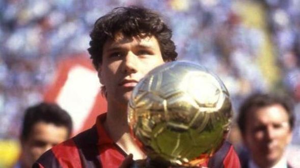 Van Basten, attaccante Milan, alza Pallone d'oro