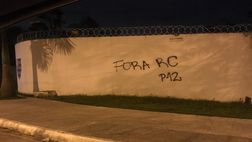 Flamengo, perso il derby con il Flu e tifo contro l’allenatore: scritta sui muri “Rogerio Ceni vattene”