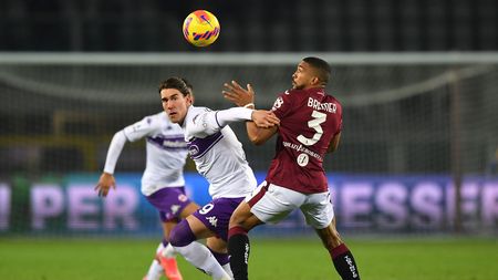 TURIN, ITALY - JANUARY 10: Gleison Bremer of Torino FC competes with Dusan Vlahovic of ACF Fiorentina during the Serie A match between Torino FC v ACF Fiorentina at Stadio Olimpico di Torino on January 10, 2022 in Turin, Italy. (Photo by Valerio Pennicino/Getty Images)