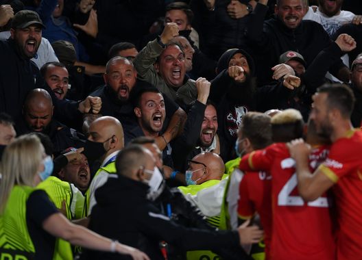 LEICESTER, ENGLAND - SEPTEMBER 16: Fans of SSC Napoli celebrate their side's second goal scored by Victor Osimhen of SSC Napoli (not pictured) during the UEFA Europa League group C match between Leicester City and SSC Napoli at The King Power Stadium on September 16, 2021 in Leicester, England. (Photo by Laurence Griffiths/Getty Images) LEICESTER, ENGLAND - SEPTEMBER 16: Fans of SSC Napoli celebrate their side's second goal scored by Victor Osimhen of SSC Napoli (not pictured) during the UEFA Europa League group C match between Leicester City and SSC Napoli at The King Power Stadium on September 16, 2021 in Leicester, England. (Photo by Laurence Griffiths/Getty Images)