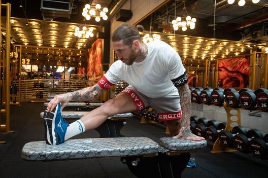 MADRID, SPAIN - JANUARY 25: Sergio Ramos participates in a workout at "SERGIO RAMOS by JOHN REED, the brand new premium fitness club, at Intercambiador de Moncloa on January 25, 2022 in Madrid, Spain. (Photo by Borja B. Hojas/Getty Images for Sergio Ramos By John Reed) Francia, per Sergio Ramos si ipotizza l’inizio della fine della carriera- immagine 2