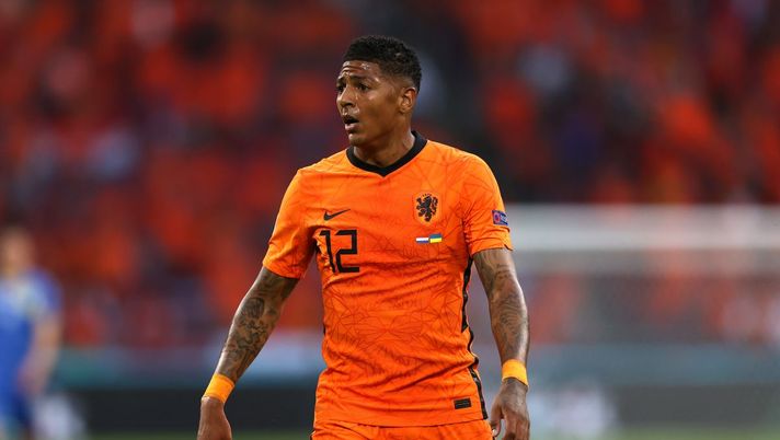 Inter, l’agente di van Aanholt attende una chiamata: prima serve una cessione - immagine 1