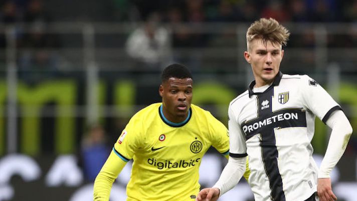 MILAN, ITALY - JANUARY 10: Adrian Benedyczak of Parma Calcio shoots under pressure from Denzel Dumfries of FC Internazionale during the Coppa Italia Round of 16 match between FC Internazionale and Parma Calcio at Stadio Giuseppe Meazza on January 10, 2023 in Milan, Italy. (Photo by Marco Luzzani/Getty Images) Inter, Gazzetta distrugge Correa: è da 4,5! Male Dumfries, sono cinque gli insufficienti - immagine 1
