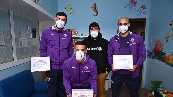 FOTO – Fiorentina, tre giocatori per il “regalo sospeso” di Unicef - immagine 1