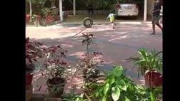 VIDEO/ Pneumatico in movimento: il bimbo di 4 anni… segna!