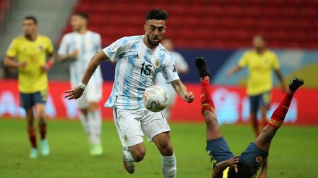 BRASILIA, BRAZIL - JULY 06: Nicolás Gonzalez of Argentina runs for the ball as Juan Cuadrado of Colombia falls to the pitch during a semi-final match of Copa America Brazil 2021 between Argentina and Colombia at Mane Garrincha Stadium on July 06, 2021 in Brasilia, Brazil. (Photo by Alexandre Schneider/Getty Images) BRASILIA, BRAZIL - JULY 06: Nicolás Gonzalez of Argentina runs for the ball as Juan Cuadrado of Colombia falls to the pitch during a semi-final match of Copa America Brazil 2021 between Argentina and Colombia at Mane Garrincha Stadium on July 06, 2021 in Brasilia, Brazil. (Photo by Alexandre Schneider/Getty Images)