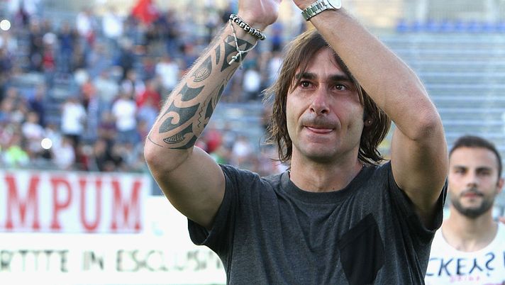 CAGLIARI, ITALY - MAY 31: Daniele Conti of Cagliari  greets fans at the end of his career  during the Serie A match between Cagliari Calcio and Udinese Calcio at Stadio Sant'Elia on May 31, 2015 in Cagliari, Italy.  (Photo by Enrico Locci/Getty Images) 