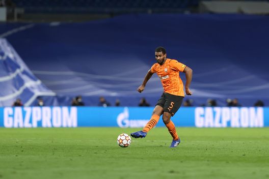MADRID, SPAIN - NOVEMBER 03: Marlon of FC Shakhtar Donetsk strikes the ball during the UEFA Champions League group D match between Real Madrid and Shakhtar Donetsk at Estadio Santiago Bernabeu on November 03, 2021 in Madrid, Spain. (Photo by Gonzalo Arroyo Moreno/Getty Images) Il Monza si inserisce per un difensore che piace tanto alla Fiorentina- immagine 2